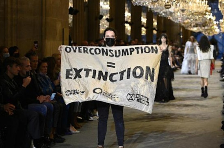 Pengunjuk Rasa Ditangkap saat Catwalk Louis Vuitton