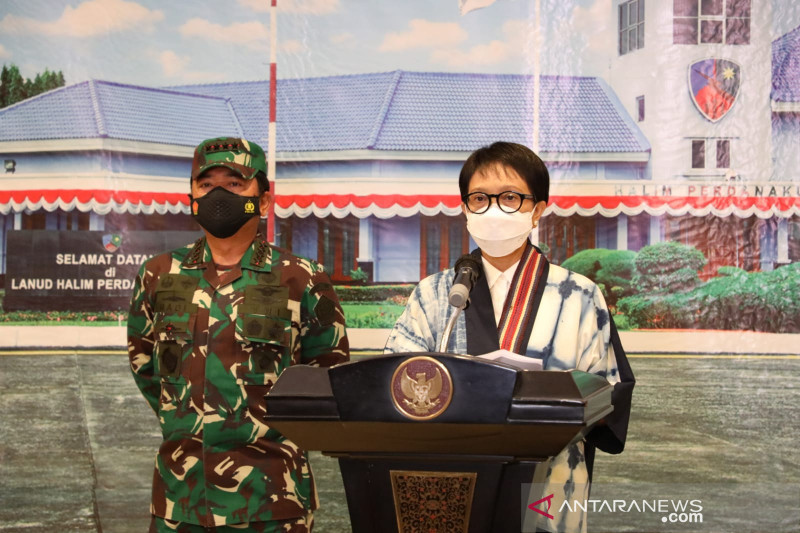 Menteri Luar Negeri RI Retno Marsudi memberi keterangan pers dan didampingi oleh Panglima TNI Marsekal TNI Hadi Tjahjanto usai menjemput WNI yang dievakuasi dari Afganistan di Bandara Halim Perdanakusuma, Jakarta, Sabtu. (21/8/2021) (ANTARA/HO-TNI)