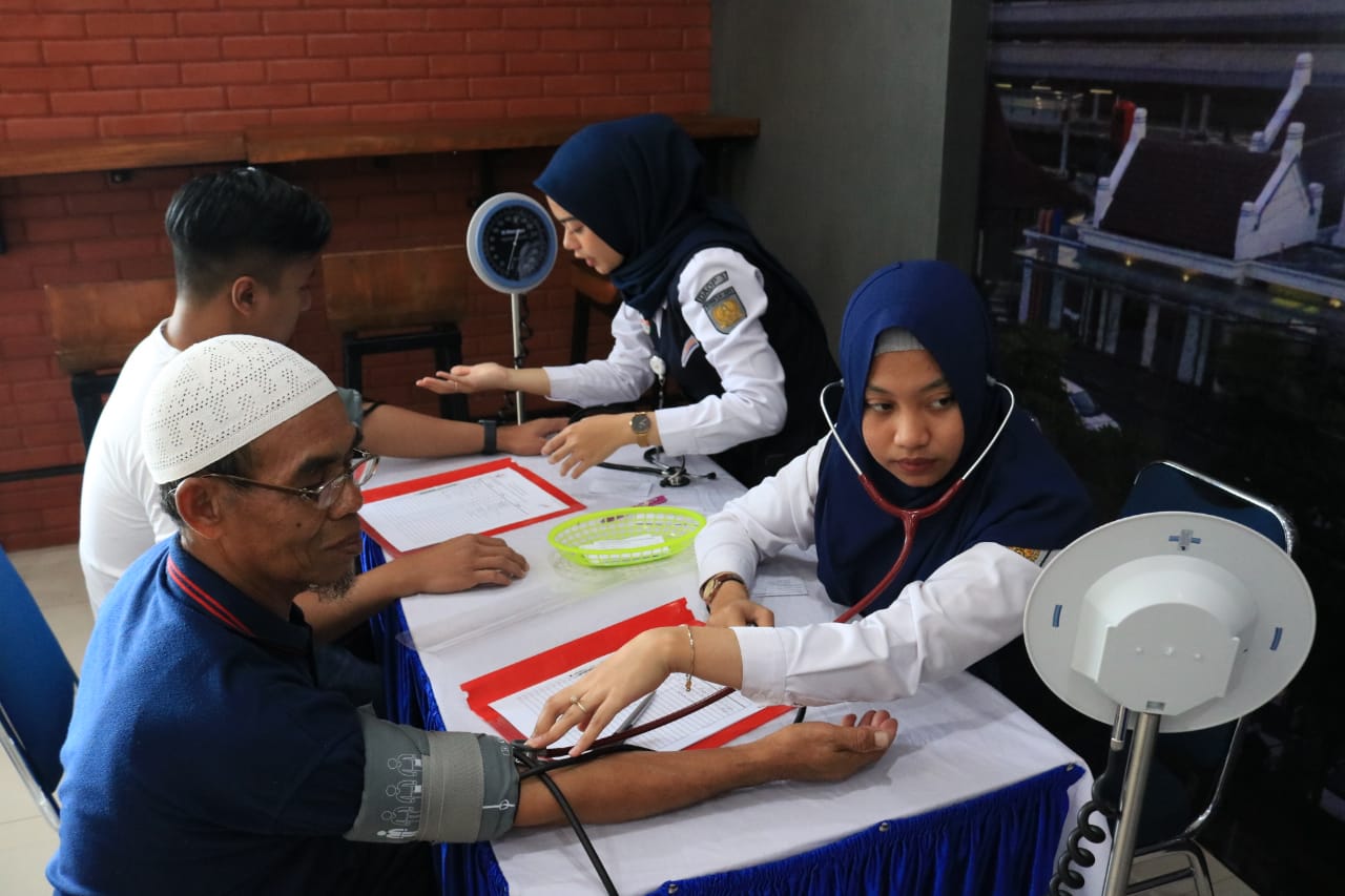 Pelayanan kesehatan gratis PT KAI Daop 3 Cirebon. Foto: MP/Mauritz