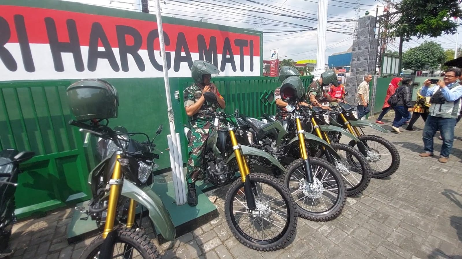 Prabowo Ditemani Gibran Bagikan Kendaraan Dinas Babinsa di Solo