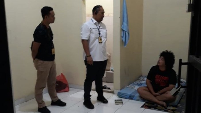 Kabid Humas Polda Metro Jaya Kombes Argo Yuwono melakukan pemeriksaan sel tahanan 6 mahasiswa Papua yang menjadi tersangka atas tuduhan makar di Mako Brimob, Kelapa Dua, Depok pada Jumat (20/9). FOTO/Antara