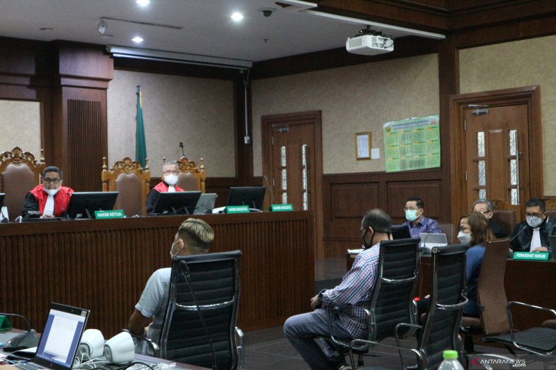 Selvy Nurbaety selaku eks sekretaris pribadi mantan Menteri Sosial Juliari Batubara memberikan kesaksian di Pengadilan Tindak Pidana Korupsi (Tipikor) Jakarta, Rabu (19/5/2021) (ANTARA/Desca Lidya Natalia)
