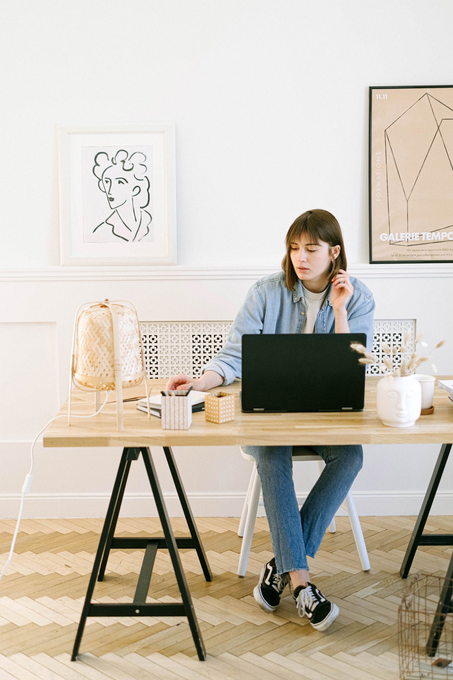 Kamu bisa mengakses media sosial atau situs apapun dengan menggunakan internet unlimited (Foto: pexels/Ivan Samkov)