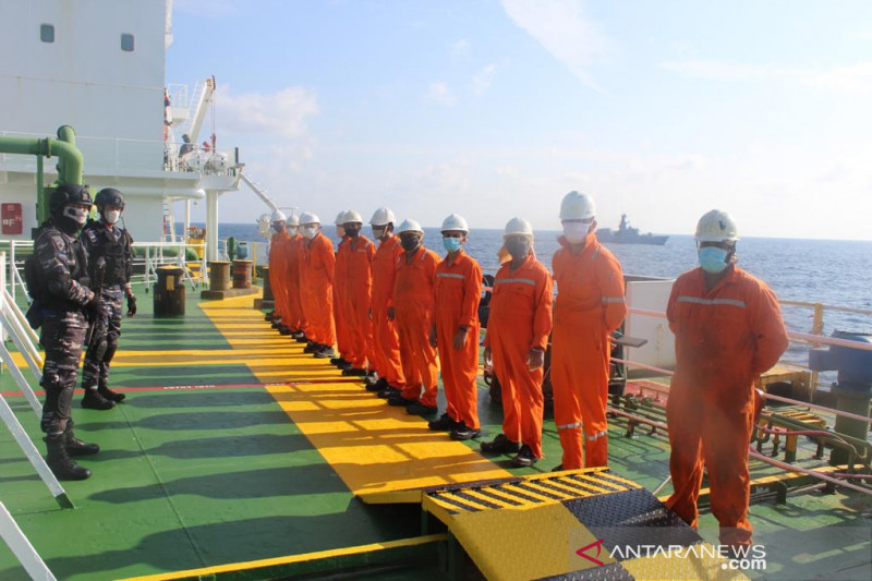 Aparat TNI AL menahan awak kapal MT Strovolos berbendera Bahamas. TNI AL menangkap kapal Tanker MT Strovolos yang melakukan pelanggaran di wilayah teritorial Indonesia, Perairan Anambas Kepulauan Riau. ANTARA/HO-TNI AL