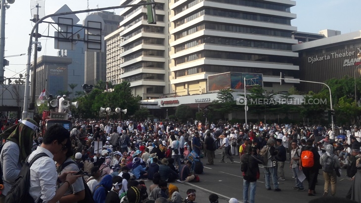 Massa Memanas Depan Bawaslu, Jalan Thamrin Lumpuh Total