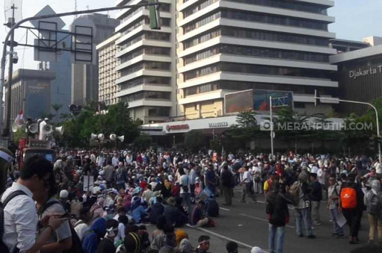 Massa Memanas Depan Bawaslu, Jalan Thamrin Lumpuh Total