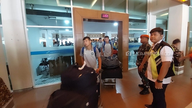 36 Pemain Timnas Uzbekistan Tiba di Bandara Adi Soemarmo