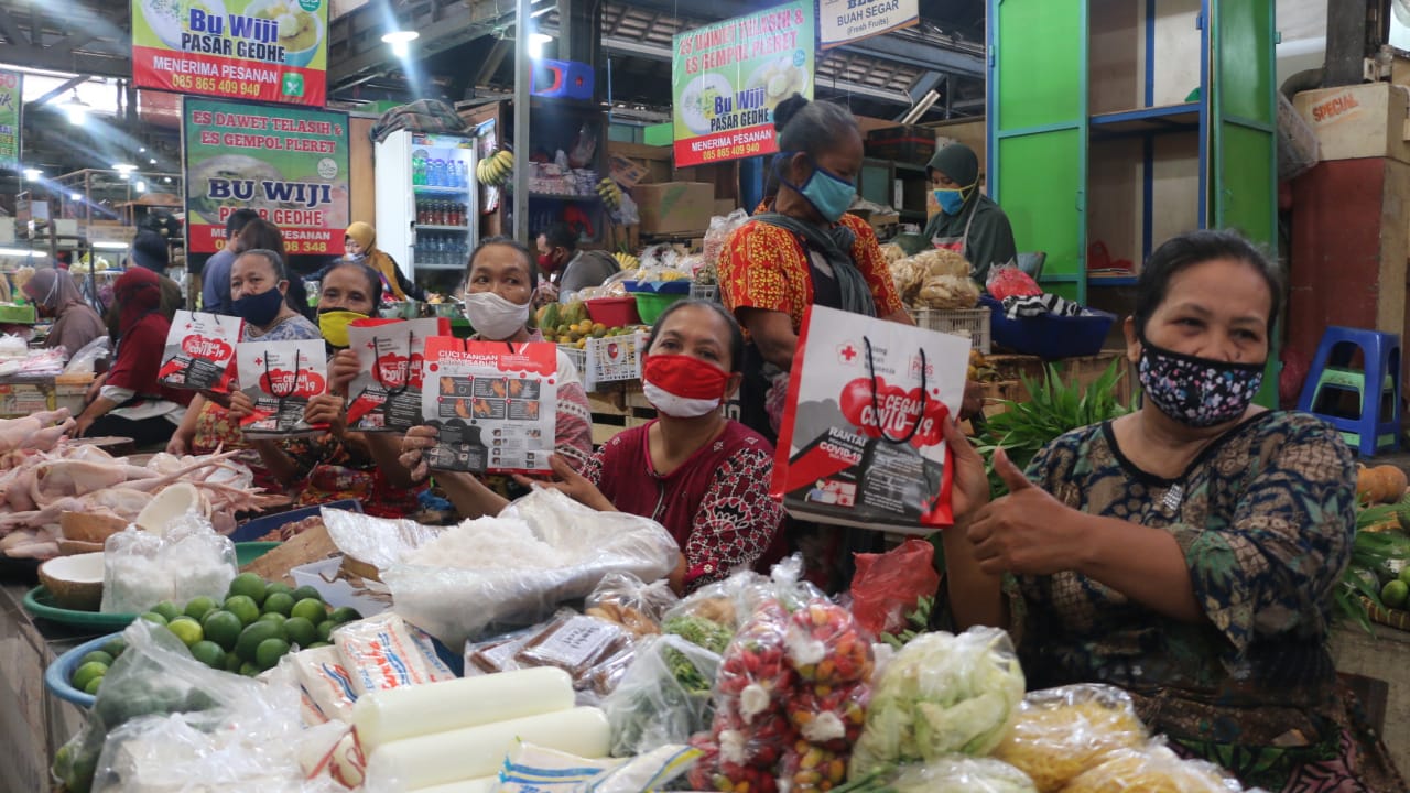 PMI bagikan 1.000 paket PHBS pencegahan COVID-19 di Pasar Gede, Solo, Jawa Tengah, Kamis (12/11). (MP/Ismail)