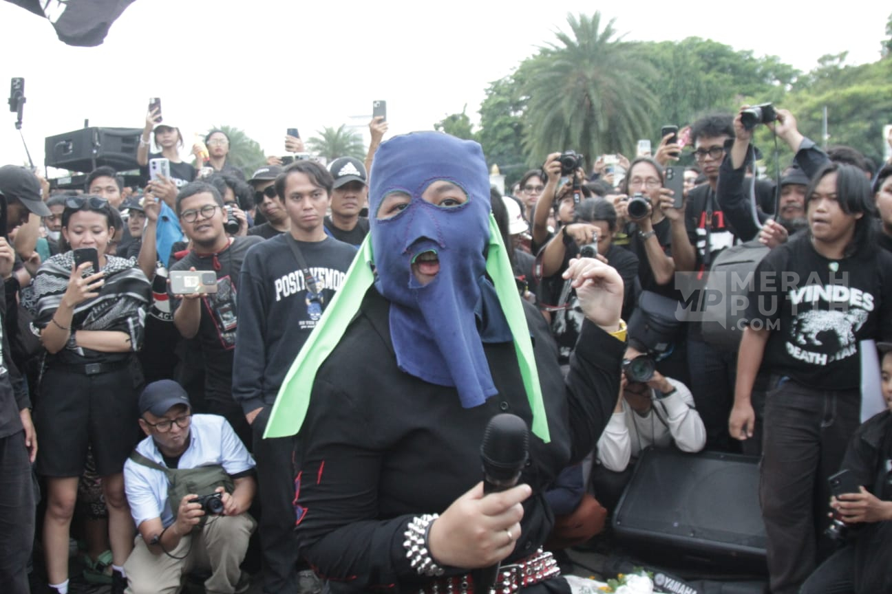 Aksi Band Sukatani Meriahkan Peringatan 19 Tahun Kamisan di Depan Istana Merdeka Jakarta