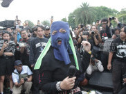 Aksi Band Sukatani Meriahkan Peringatan 19 Tahun Kamisan di Depan Istana Merdeka Jakarta