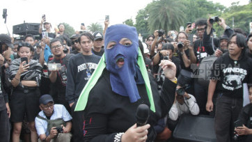 Aksi Band Sukatani Meriahkan Peringatan 19 Tahun Kamisan di Depan Istana Merdeka Jakarta