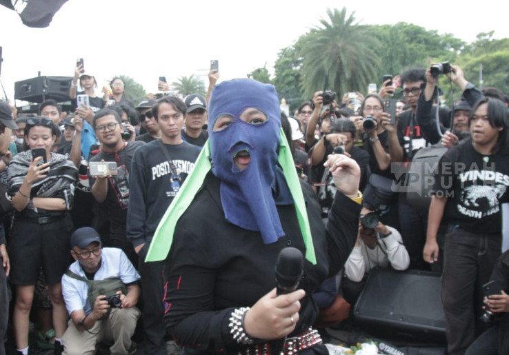 Aksi Band Sukatani Meriahkan Peringatan 19 Tahun Kamisan di Depan Istana Merdeka Jakarta