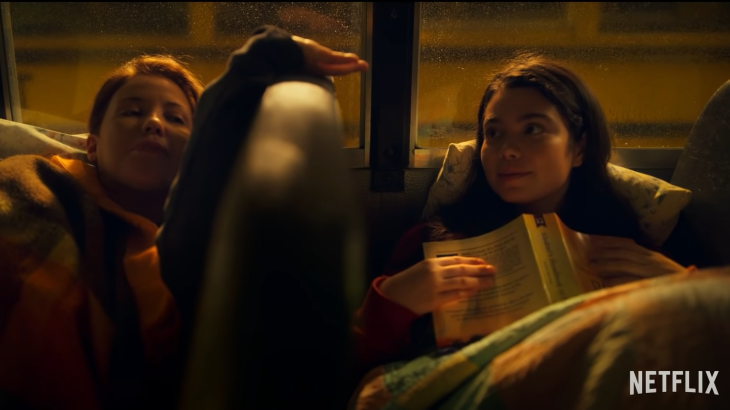 Amber dan ibunya terpaksa tidur di dalam bus sekolah yang tidak terpakai. (Foto: YouTube-Netflix)