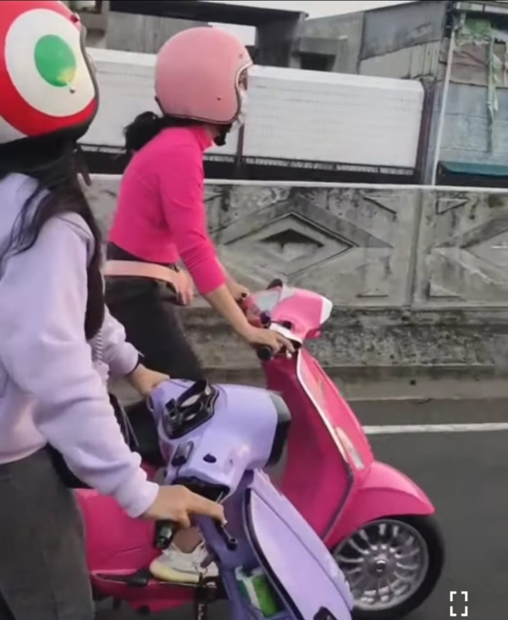 Iri Bilang Bos! Ini Gaya Tongkrongan 'Dedek-Dedek' Vespa Matic