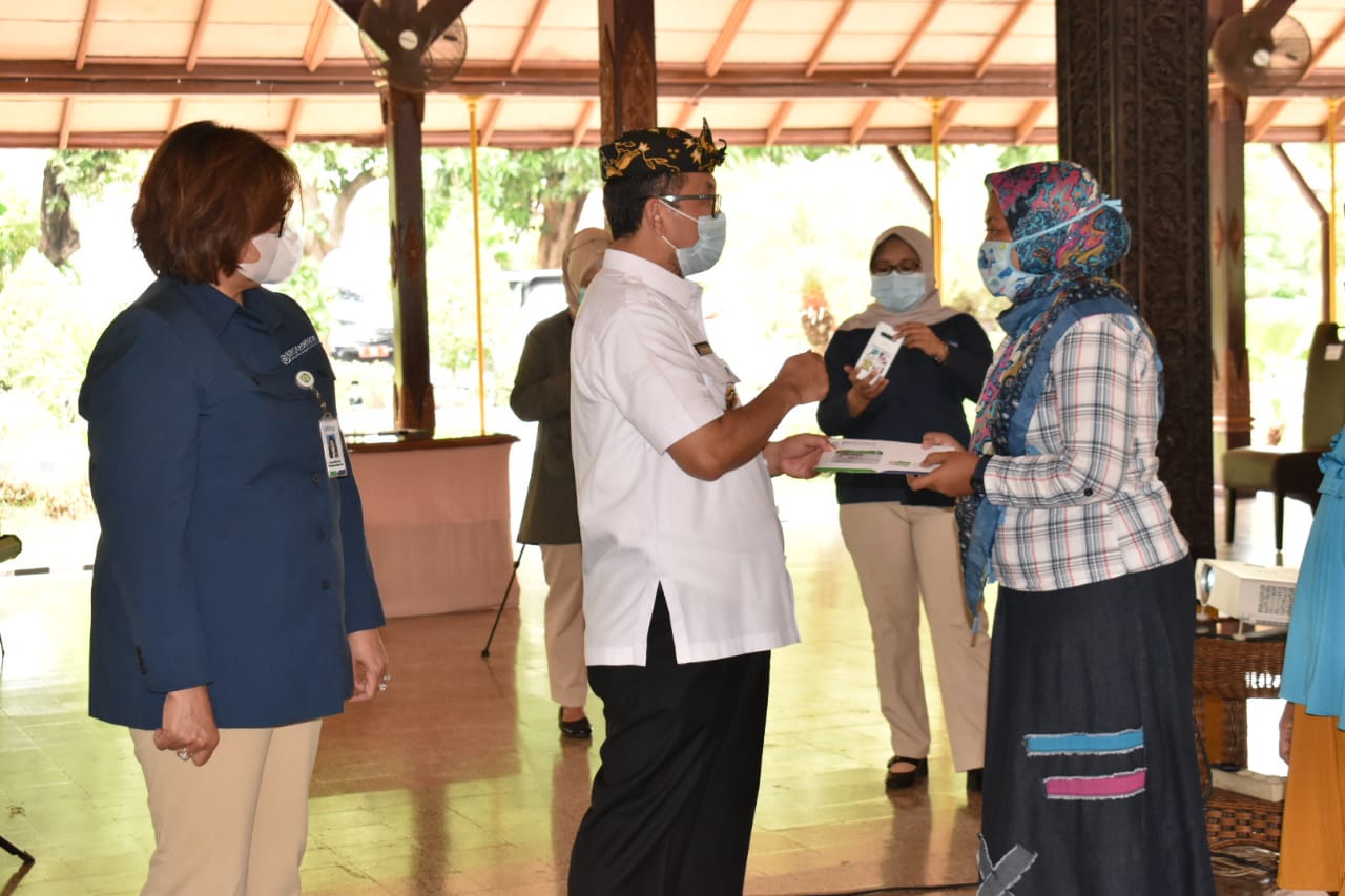 Bupati Cirebon Imron Rosyadi (kemeja putih) menyerahkan secara simbolis JKN-KIS. Foto : Mauritz