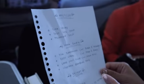 Menu tulisan tangan di bisnis class Garuda Indonesia (Tangkapan layar yotube rius verfnandes)