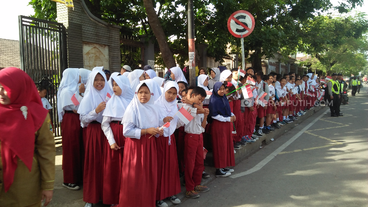 Hanya Ingin Lihat Jokowi, Ratusan Siswa SD Rela Bermandikan Keringat