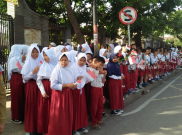 Hanya Ingin Lihat Jokowi, Ratusan Siswa SD Rela Bermandikan Keringat