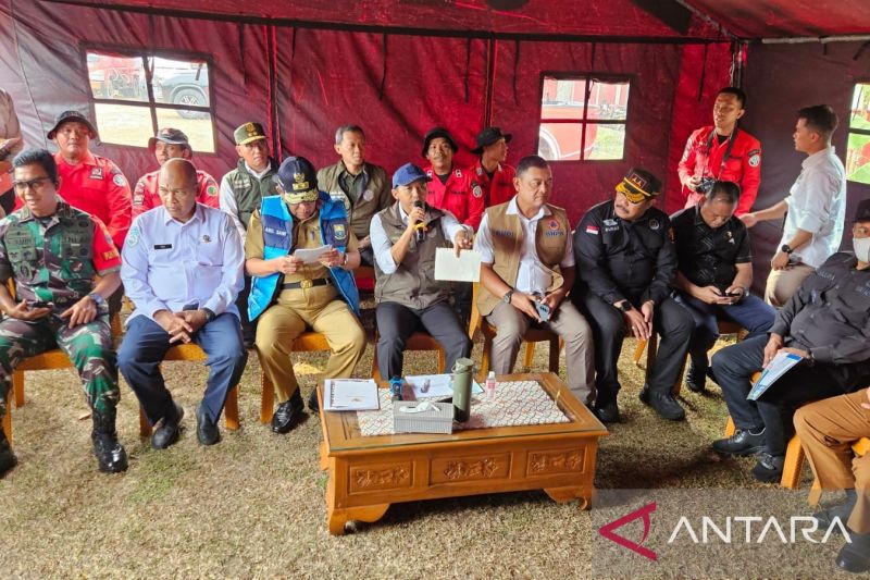 Menhut Raja Juli Antoni saat menggelar rapat bersama Satgas Karhutla di Jambi, Selasa (25/8/2026). ANTARA/Nanang Mairiadi