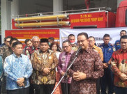 Anies Bagi-bagi Belasan Mobil Damkar ke Daerah Lain