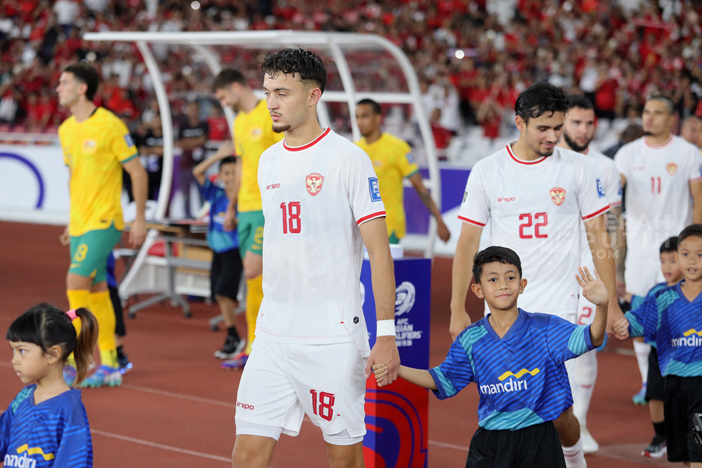 Pemain Timnas Indonesia memasuki lapangan dalam pertandingan kedua Grup C kualifikasi Piala Dunia 2026 zona Asia melawan Australia di Stadion Utama Gelora Bung Karno (SUGBK), Senayan, Jakarta, Selasa (10/9/2024).