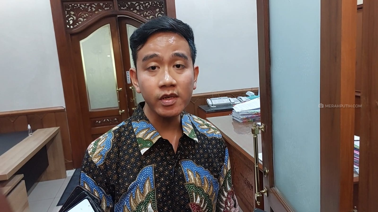 Gibran Konsultasi dengan Hasto Kristiyanto Sebelum Memutuskan Maju Cawapres