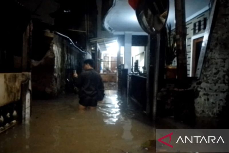 Hujan Malam Minggu, 39 RT dan 13 Jalan di Jakarta Terendam Banjir Hingga 1,5 Meter