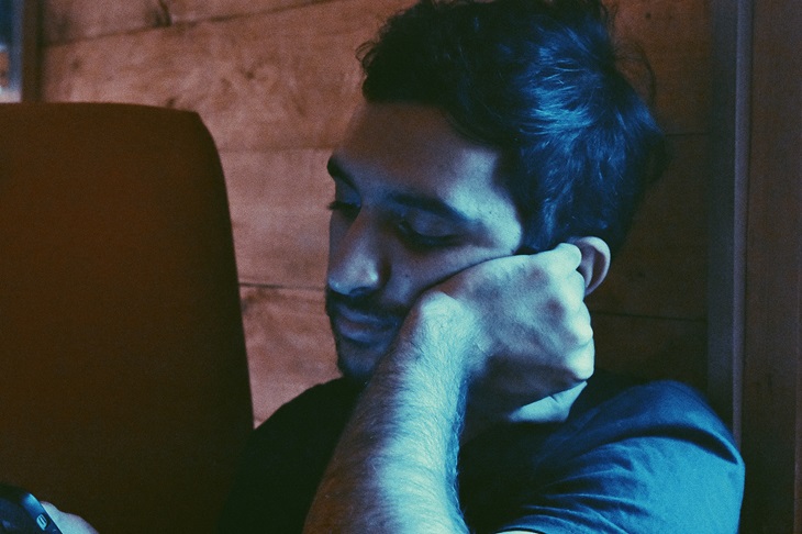 Diusahakan untuk tidak memainkan ponsel sebelum tidur dan mengatur kebiasaan baik lainnya sebelum tidur. (Foto: Unsplash/Siavash Ghanbari)