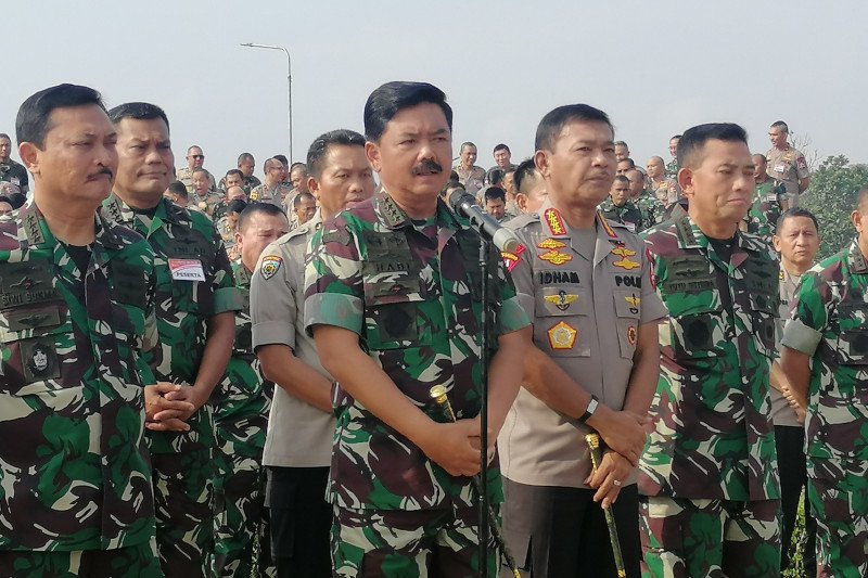 Panglima TNI Marsekal TNI Hadi Tjahjanto saat memberikan keterangan pers di sela-sela Rapim TNI-Polri, di Mabes TNI Cilangkap, Jakarta Timur, Selasa (28/1/2020). (Antara Foto/Syaiful Hakim)