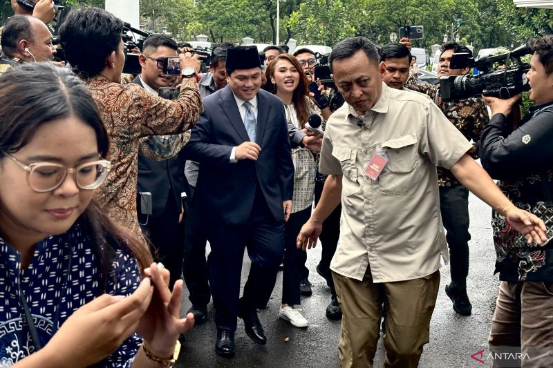 Menteri BUMN Erick Thohir tiba di Istana Kepresidenan RI, Jakarta, Rabu (17/9/2025), untuk menghadiri upacara pelantikan sejumlah pejabat baru di Istana Negara. ANTARA/Genta Tenri Mawangi.