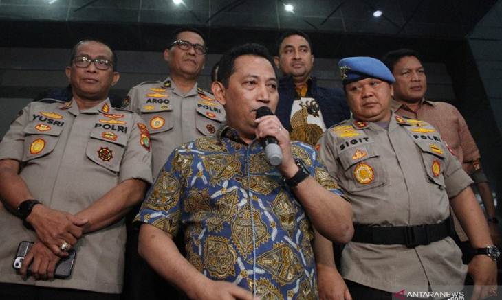 Kabareskrim Komjen Listyo Sigit Prabowo (tengah) memberikan keterangan pers terkait tersangka penyiraman Novel Baswedan. ANTARA FOTO/Reno Esnir/aww.