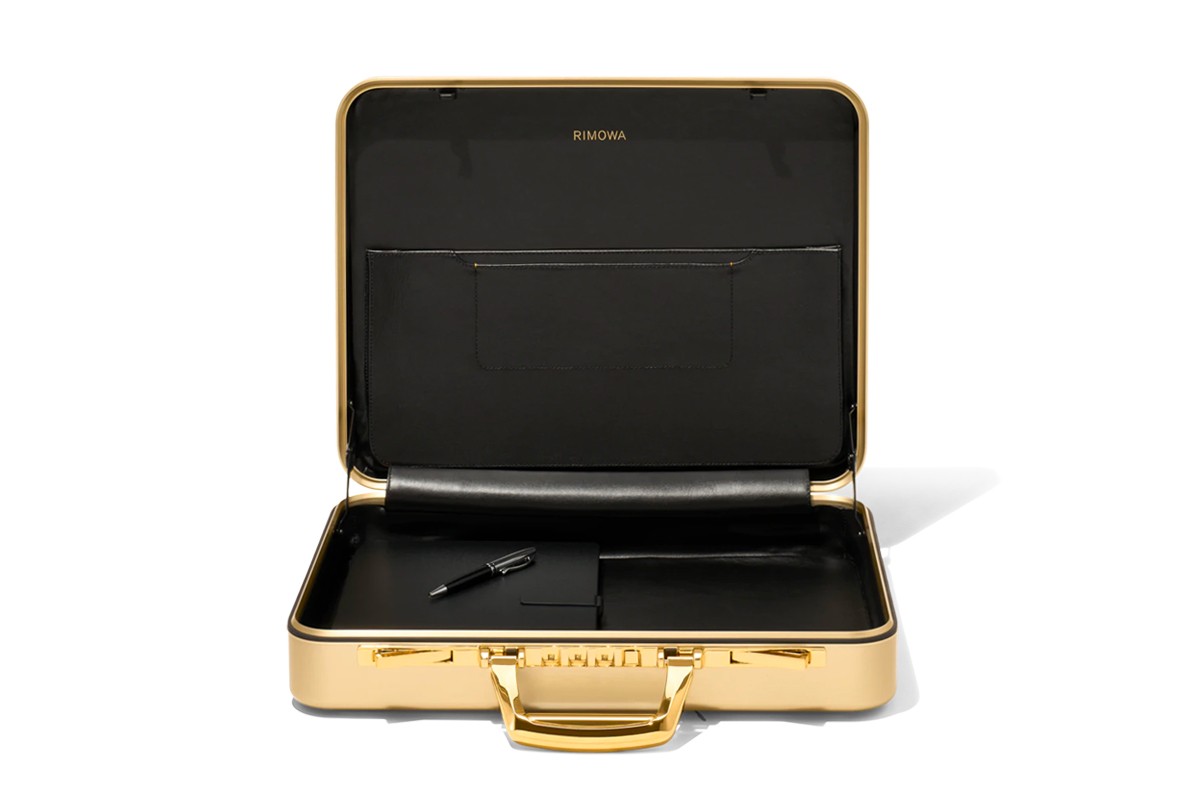 Bergaya Layaknya Eksekutif Muda dengan Gold Attache Briefcase dari Rimowa