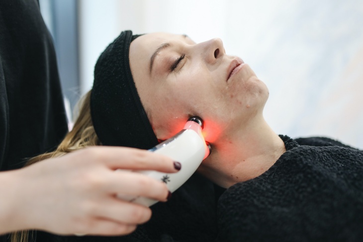 Hambat Penuaan Dini dengan Treatment Peremajaan Kulit Wajah