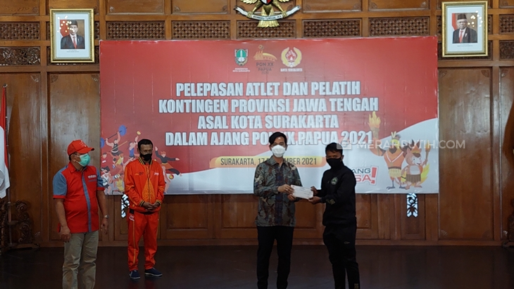    Wali Kota Solo Gibran Rakabuming Raka memberikan uang saku pada atlet PON Papua XX di Pendapa Balai Kota Solo, Jumat (17/9). (MP/Ismail)