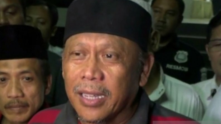 Tersangka kasus dugaan makar Eggi Sudjana memberikan pernyataan pada awak media sebelum masuk ke Rumah Tahanan Polda Metro Jaya, Jakarta, Selasa (14/5/2019) malam. (ANTARA News/Ricky Prayoga)