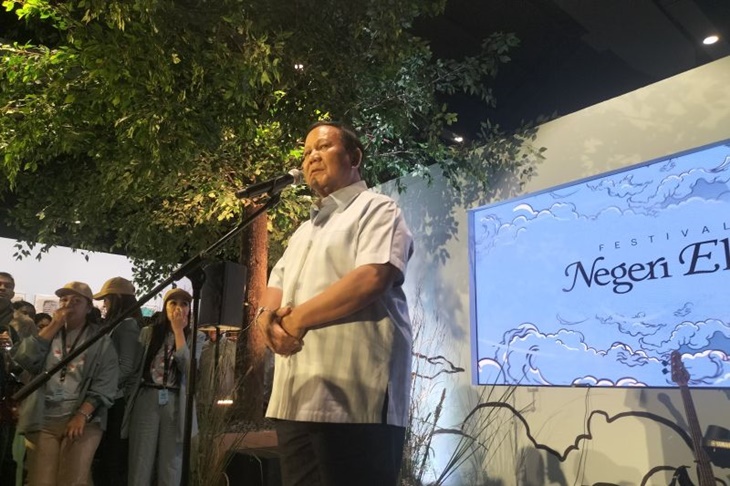 Rileks, Prabowo Asyik Berenang Sebelum Debat Terakhir