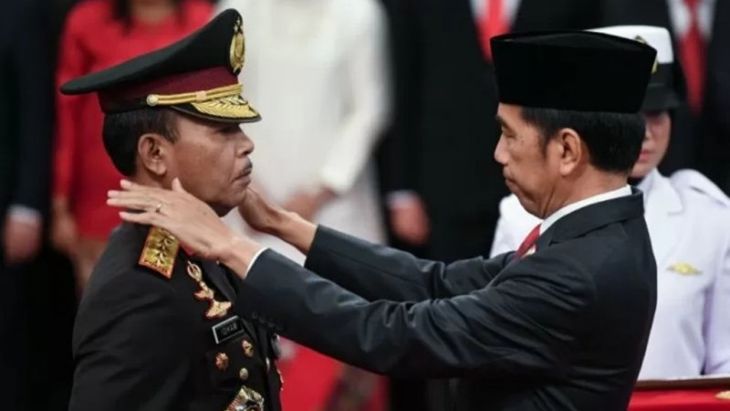 Presiden Joko Widodo (kanan) menyematkan tanda pangkat kepada Kapolri Jenderal Pol Idham Azis saat upacara pelantikan Kapolri di Istana Negara, Jakarta, Jumat (1/11/2019). ANTARA FOTO/Wahyu Putro A/fo