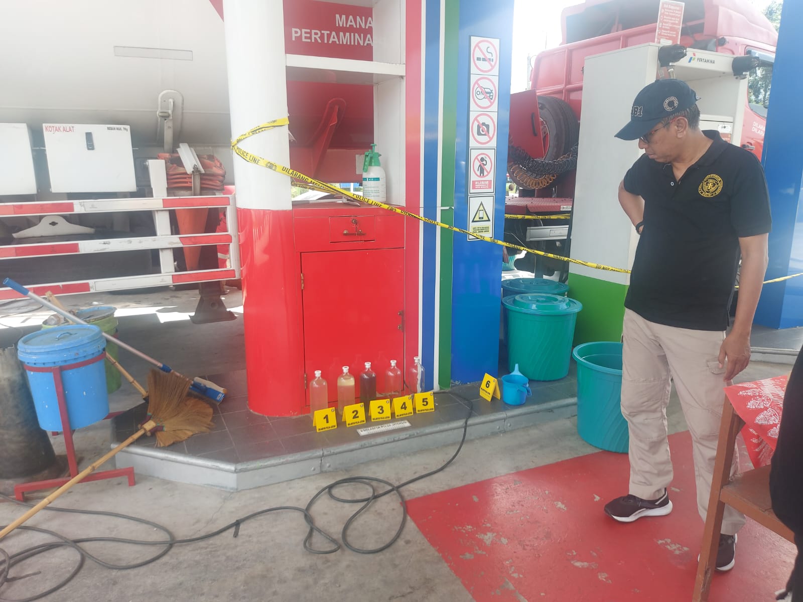Bidlabfor Polda Jateng Olah TKP Pertalite Bercampur Air di SPBU Klaten