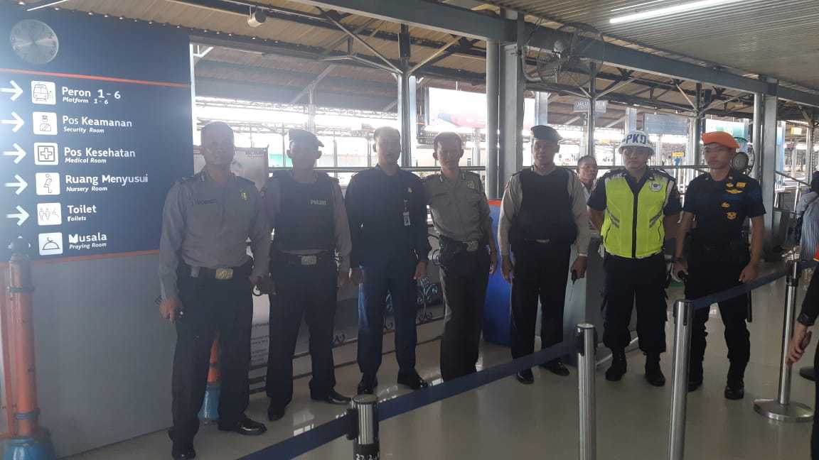 Anggota Polsek Banjarsari, Solo, Jawa Tengah melakukan penyisiran massa aksi 22 Mei di Stasiun Solo Balapan, Senin (20/5). (MP/Ismail)