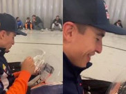 [HOAKS atau FAKTA]: Di Sirkuit Mandalika, Pembalap Marc Marquez Makan Nasi Kotak