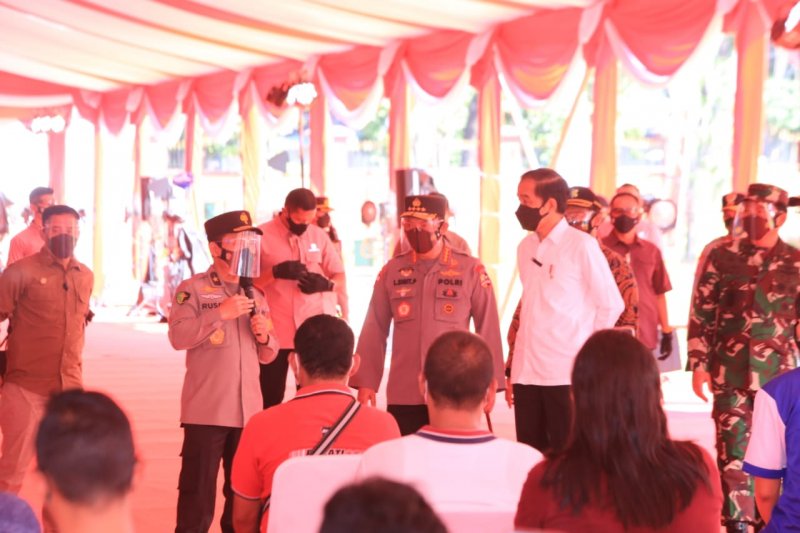 Vaksinasi COVID-19 per Hari Tembus 1,2 Juta, Target Jokowi Terlampaui