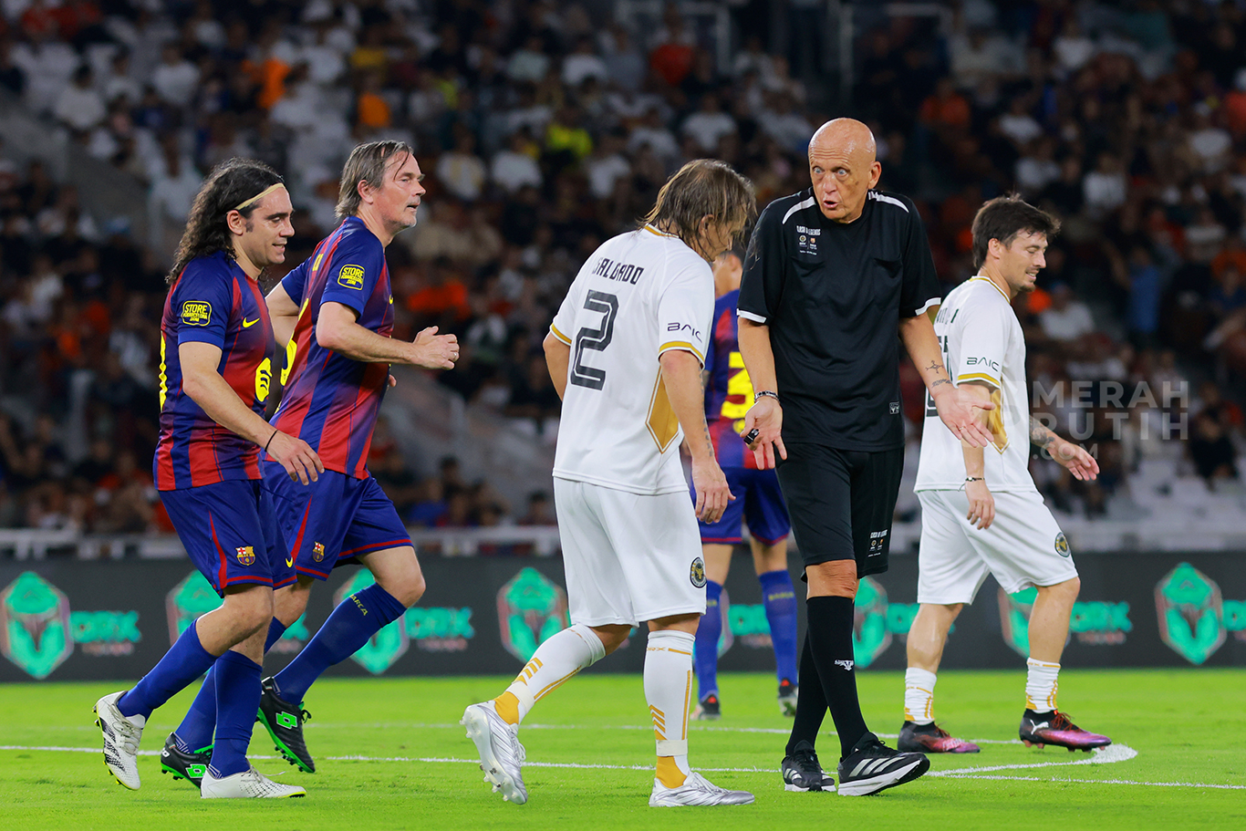 Aksi Wasit Legendaris Pierluigi Collina Pimpin Laga World of Legends di GBK Jakarta