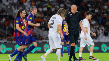 Aksi Wasit Legendaris Pierluigi Collina Pimpin Laga World of Legends di GBK Jakarta