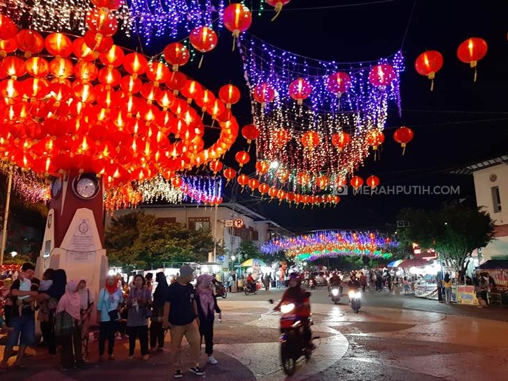 Ribuan lampu lampion menghiasi Jalan Urip Sumoharjo kawasan Pasar Gede, Solo, Jawa Tengah, Rabu (15/1) (MP/Ismail)