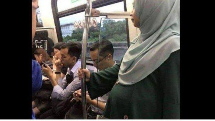 Naik Angkutan Umum, Bumil Punya Gaya