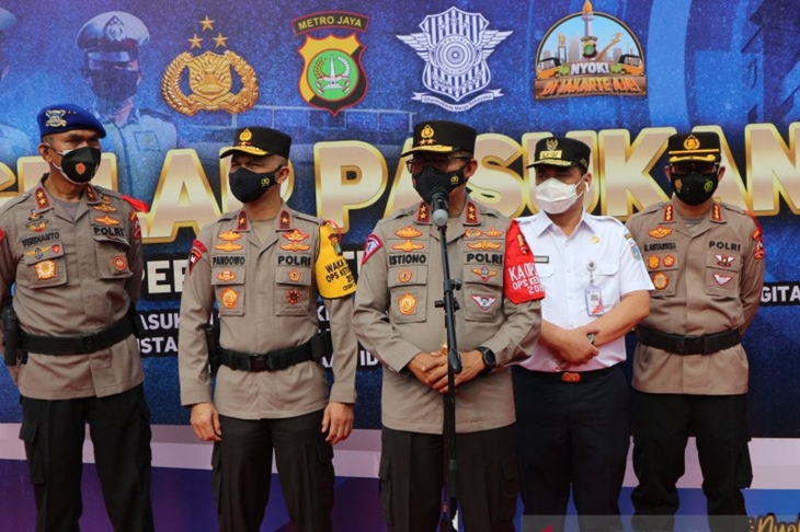 Kakorlantas Polri Irjen Pol Istiono (tengah) berikan keterangan terkait Operasi Ketupat 2021 usai apel pengamanan di Mapolda Metro Jaya, Rabu (5/2). ANTARA/Fianda Sjofjan Rassat