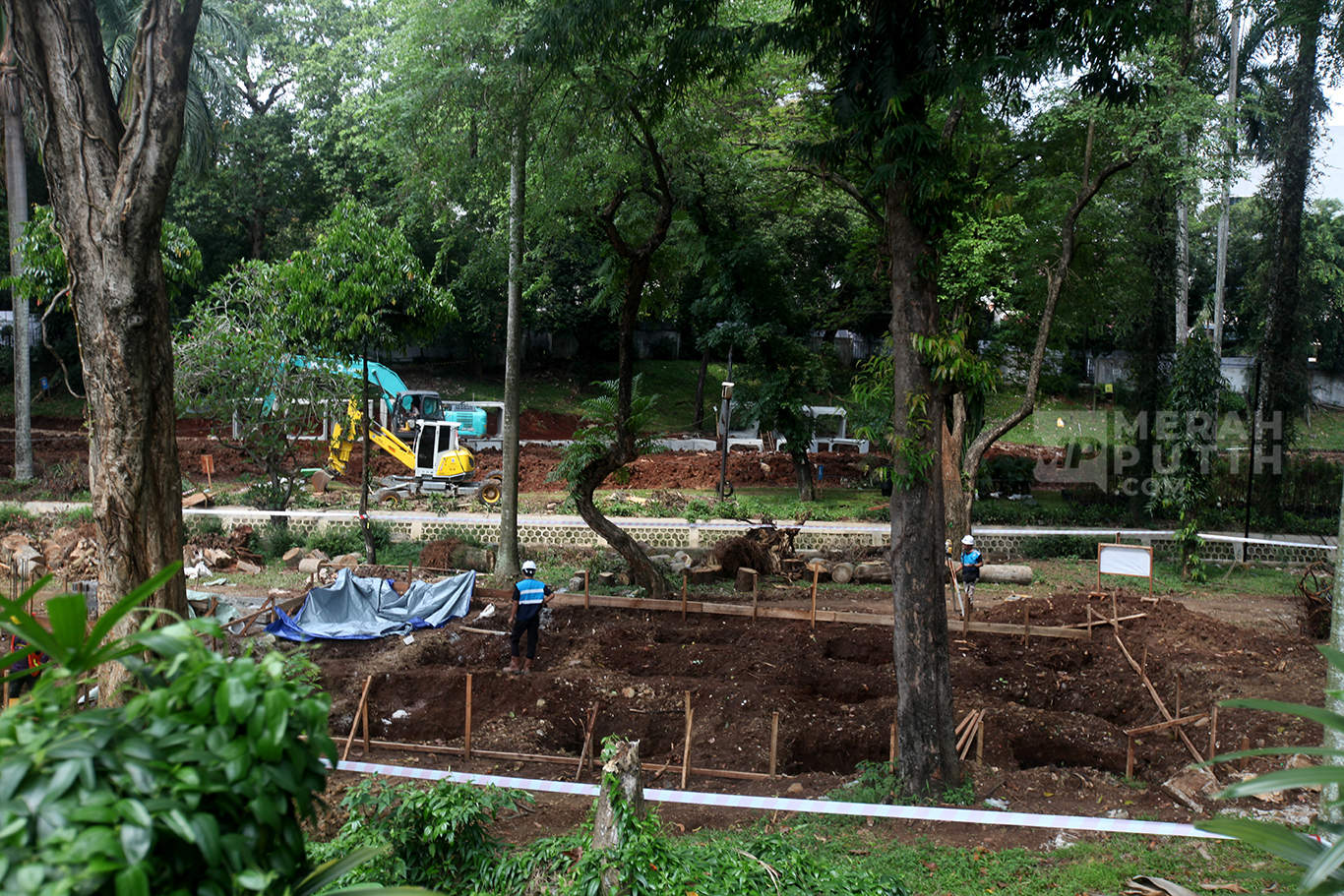 Suasana pembangunan Taman Bendera Pusaka di Taman Ayodya Barito, Jakarta Selatan, Senin (27/10/2025).