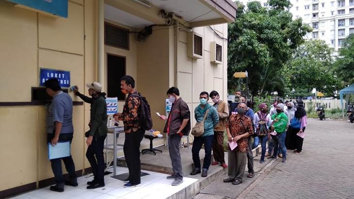 Warga mengantre pembuatan SIM di di Polsek Kemayoran, Kebon Kosong, Kebayoran, Jakarta Pusat. (Foto: MP/Kanugrahan)