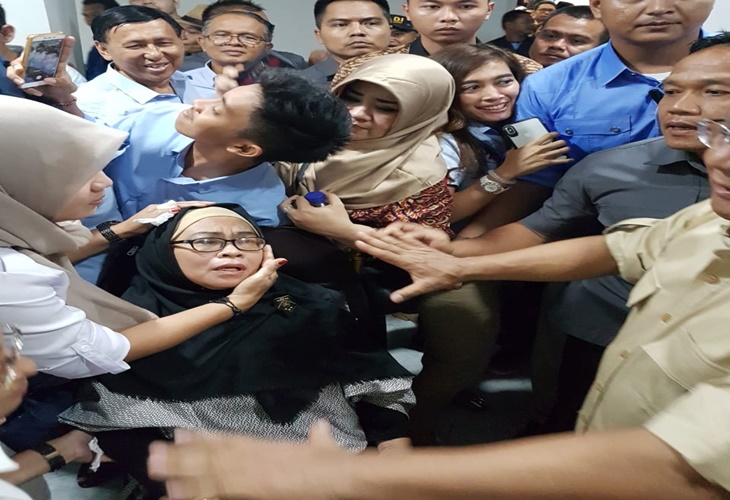 Seorang emak pingsan saat bertemu Prabowo