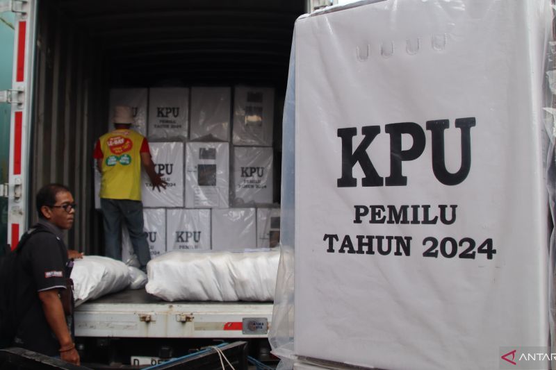Pekerja memasukkan logistik pemilu ke truk boks yang disewa KPU Kabupaten Cianjur, Jawa Barat, Senin (5/2)